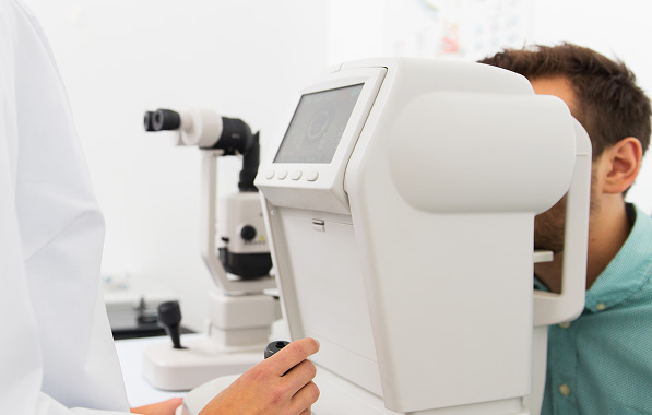 시력검사하고있는 남자