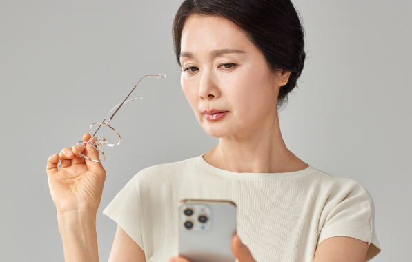 핸드폰을 보고 있는 여자